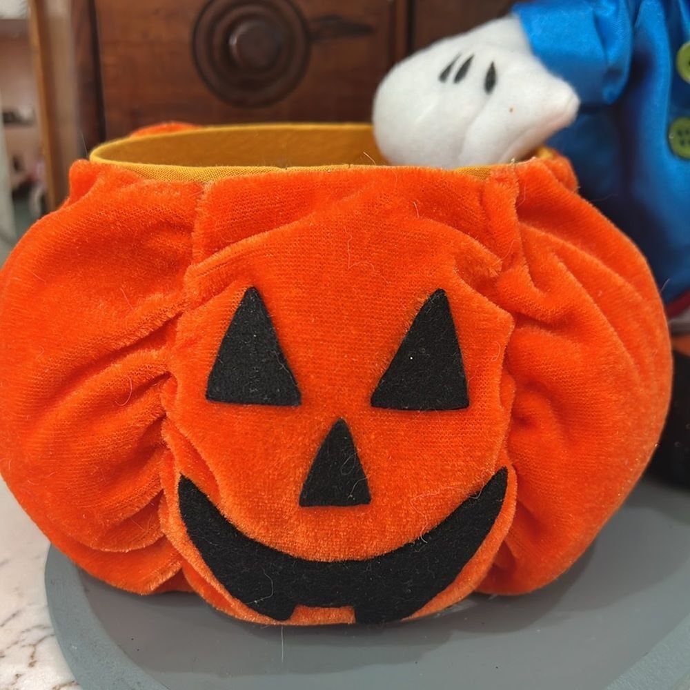 Vintage Mickey Mouse pirate Halloween treat holder. Very good vintage condition. - Picture 4 of 10
